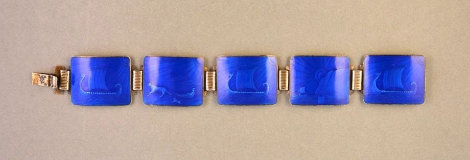 THUNE - NORWAY - STERLING SILVER LINK BRACELET - COBALT BLUE ENAMEL VIKING SHIPS: THUNE - NORWAY - STERLING SILVER LINK BRACELET - COBALT BLUE ENAMEL VIKING SHIPS Item Description: Viking ships emerge like a mirage from brilliant blue enamel in this marvelous bracelet by Thune of N