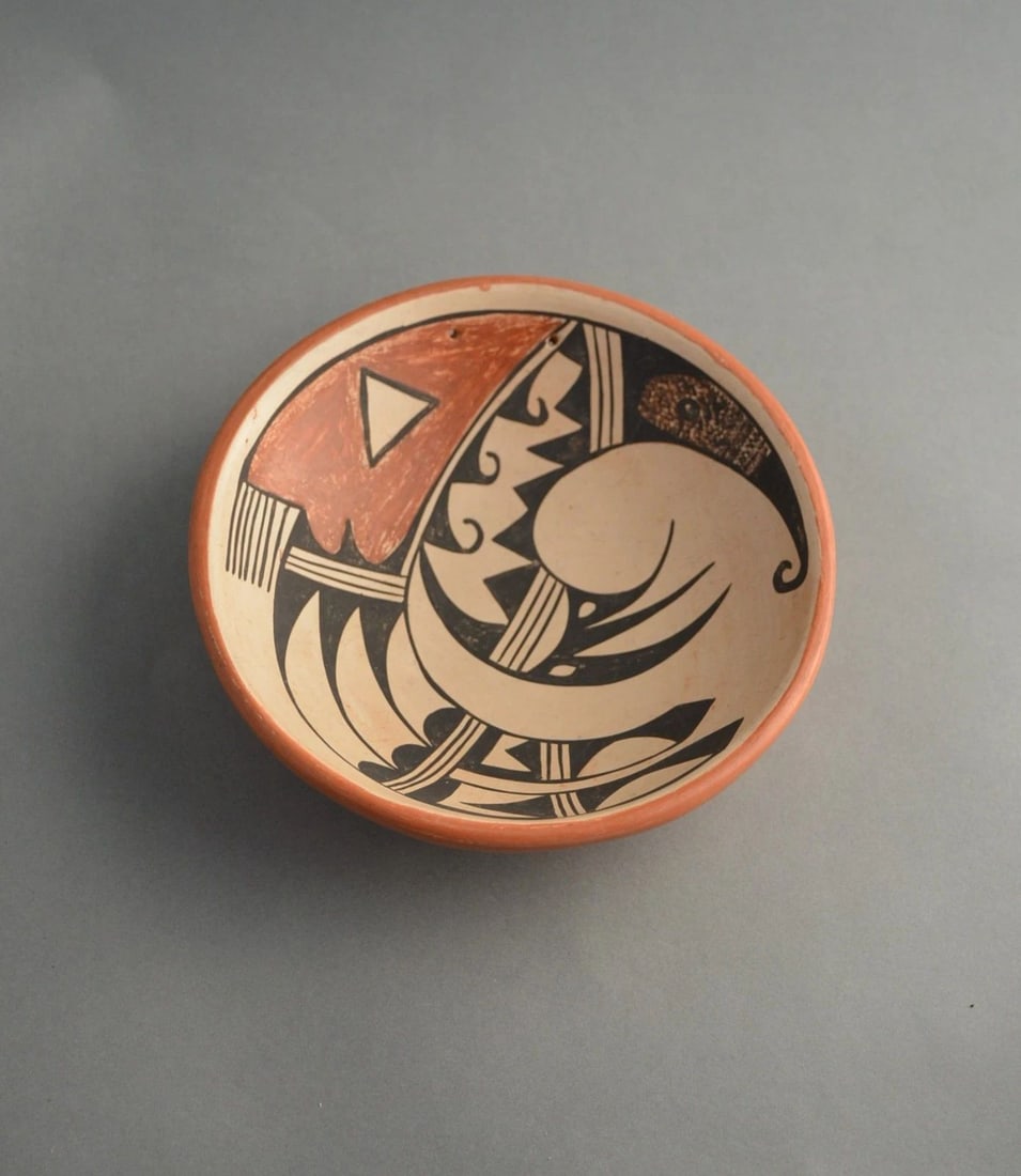 VINTAGE HOPI PUEBLO SHALLOW BOWL POT - EAGLE TAIL WING SPIRAL - 6 1/8" ACROSS (1 of 2)