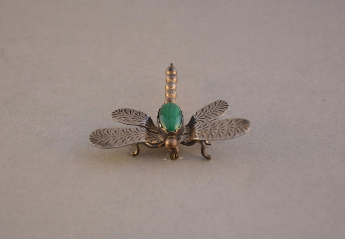 OLD PAWN NAVAJO SILVER DRAGONFLY PIN BROOCH - MALACHITE - HANDSTAMPED WINGS (1 of 2)