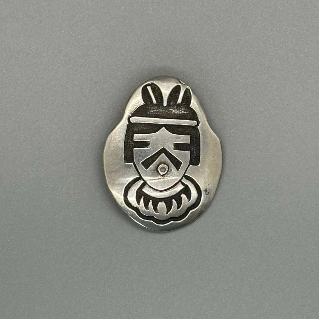 VINTAGE OLD HOPI STERLING SILVER KACHINA FACE PIN: VINTAGE OLD HOPI STERLING SILVER KACHINA FACE PIN Item Description: 1 5/8" Tall 1 1/4 " Wide