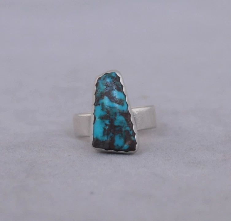 VINTAGE NAVAJO STERLING SILVER TURQUOISE RING - SIZE 7 - SIGNED NEZ AND NAVAJO: VINTAGE NAVAJO STERLING SILVER TURQUOISE RING - SIZE 7 - SIGNED NEZ AND NAVAJO This vintage Navajo sterling silver ring has been beautifully crafted and set with a natural turquoise stone. It is a siz