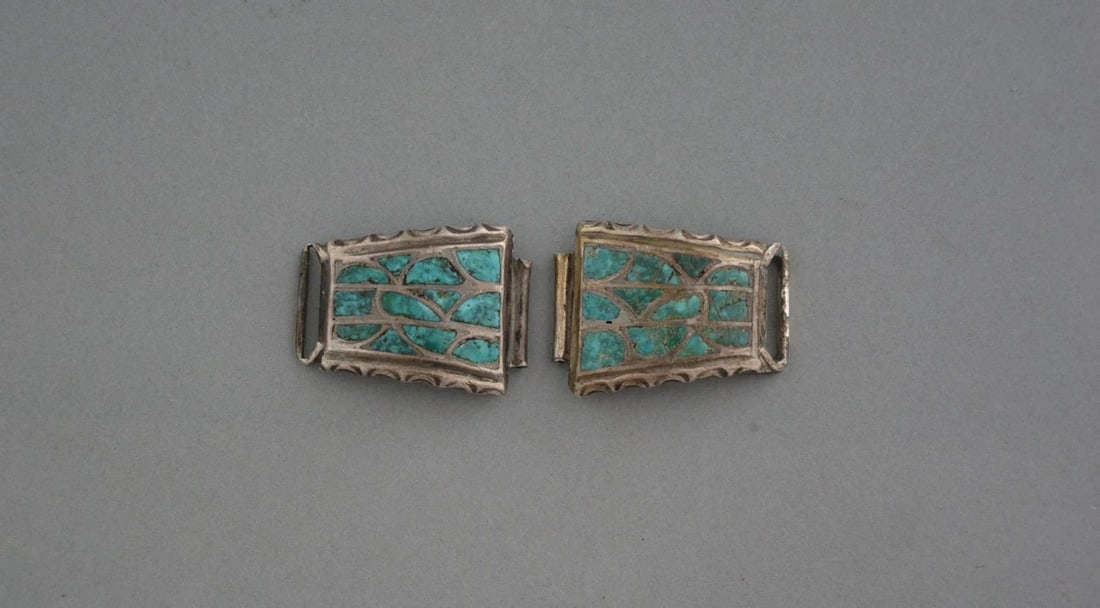 OLD PAWN NAVAJO STERLING SILVER WATCH BAND WITH TURQUOISE INLAY: OLD PAWN NAVAJO STERLING SILVER WATCH BAND WITH TURQUOISE INLAY This old pawn Navajo sterling silver watch band has attractive turquoise inlay with slightly scalloped edges. Each band is 1 1/2" on the