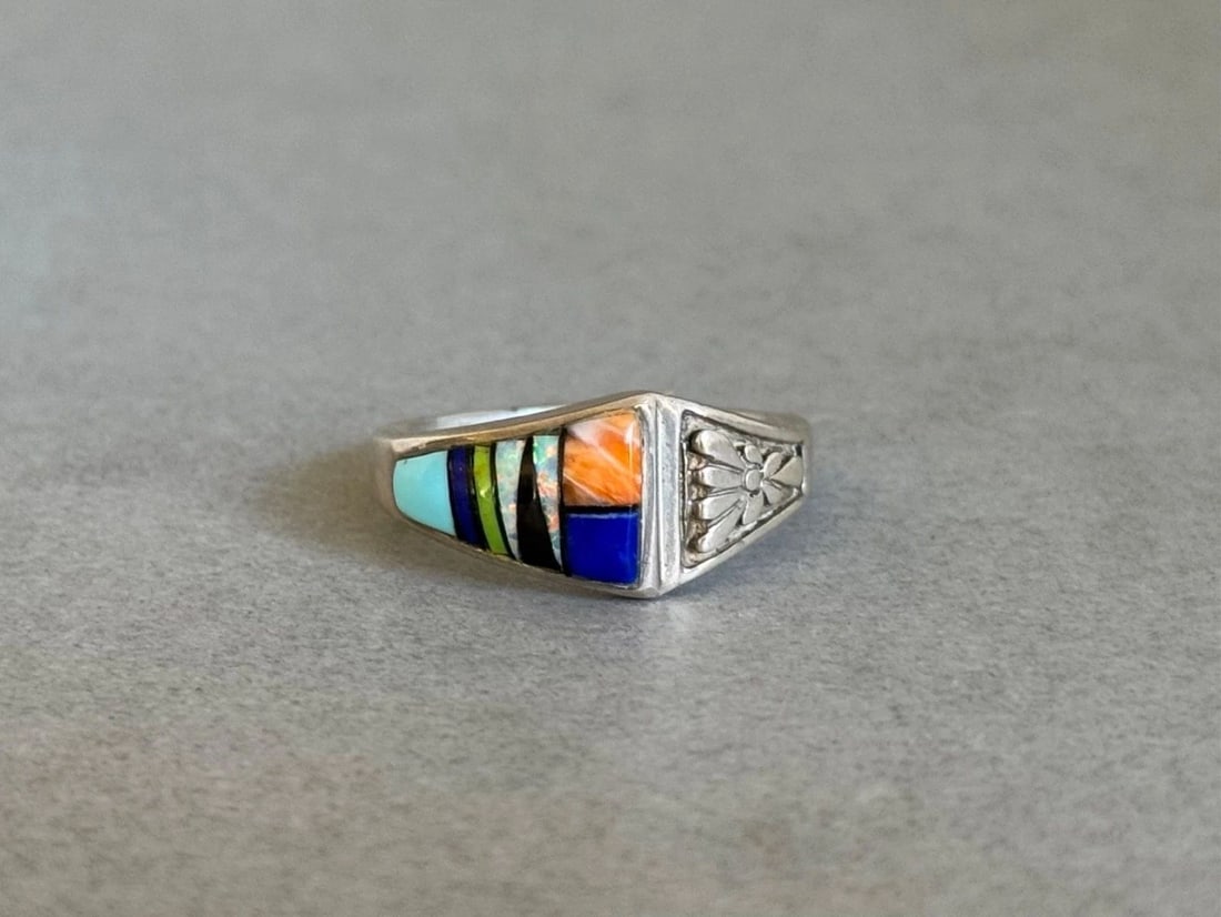 UNUSED NAVAJO STERLING SILVER WITH INLAID STONES AND SHELL RING SIZE 7 1/2 (1 of 2)