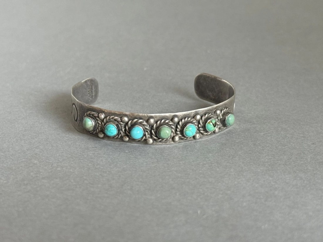 VINTAGE MEXICAN STERLING SILVER AND TURQUOISE BRACELET. (1 of 1)