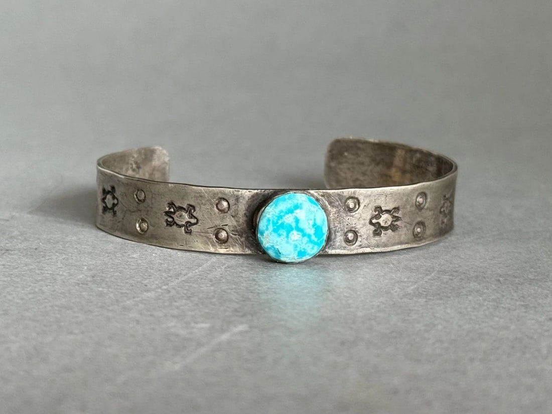 VINTAGE NAVAJO STERLING SILVER AND TURQUOISE TURTLE BRACELET (1 of 2)