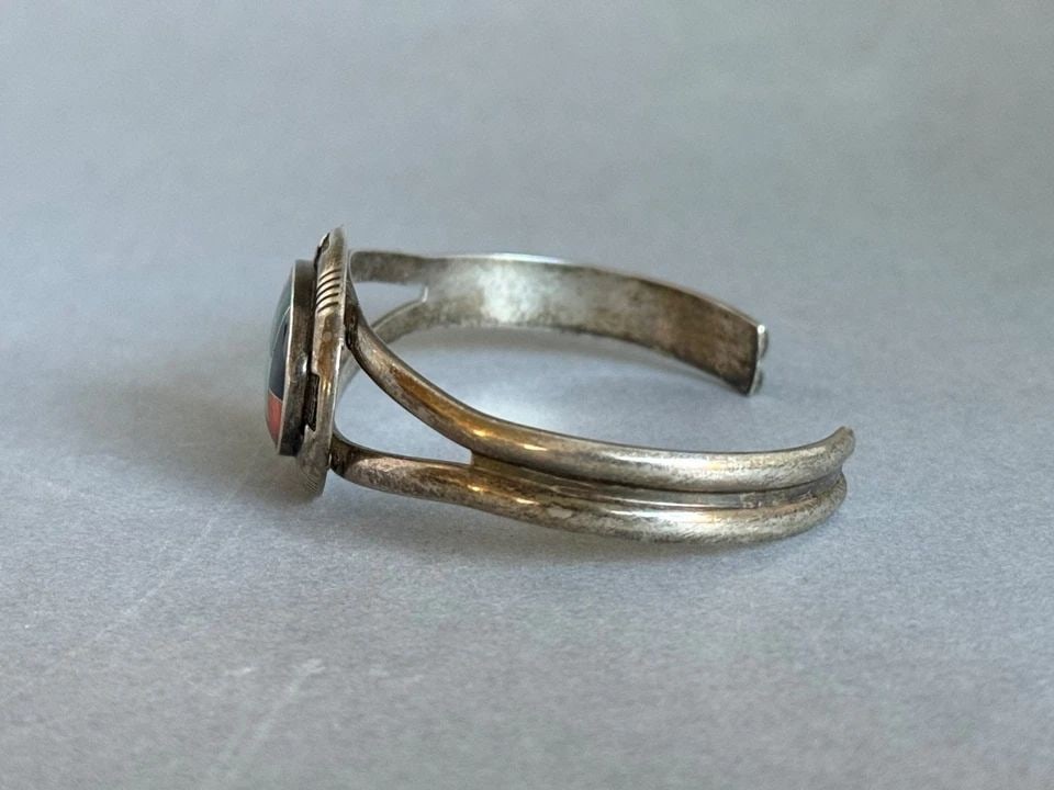 VINTAGE ZUNI STERLING SILVER WITH INLAID STONE AND CORAL BRACELET (1 of 1)