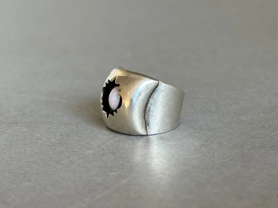VINTAGE NAVAJO STERLING SILVER WITH OPAL IN SHADOWBOX RING SIZE 4 1/4 (1 of 1)