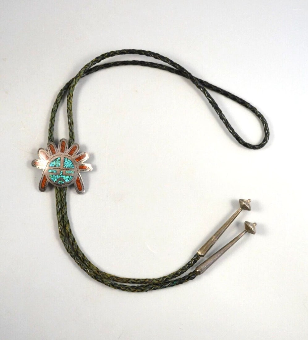 VTG NAVAJO SUN FACE SILVER BOLO TIE - TURQUOISE CORAL CHIP INLAY - JOHN NELSON: VTG NAVAJO SUN FACE SILVER BOLO TIE - TURQUOISE CORAL CHIP INLAY - JOHN NELSON This vintage Sterling silver Sun Face Bolo tie has been beautifully crafted by Navajo silversmith John Nelson. The Bennet