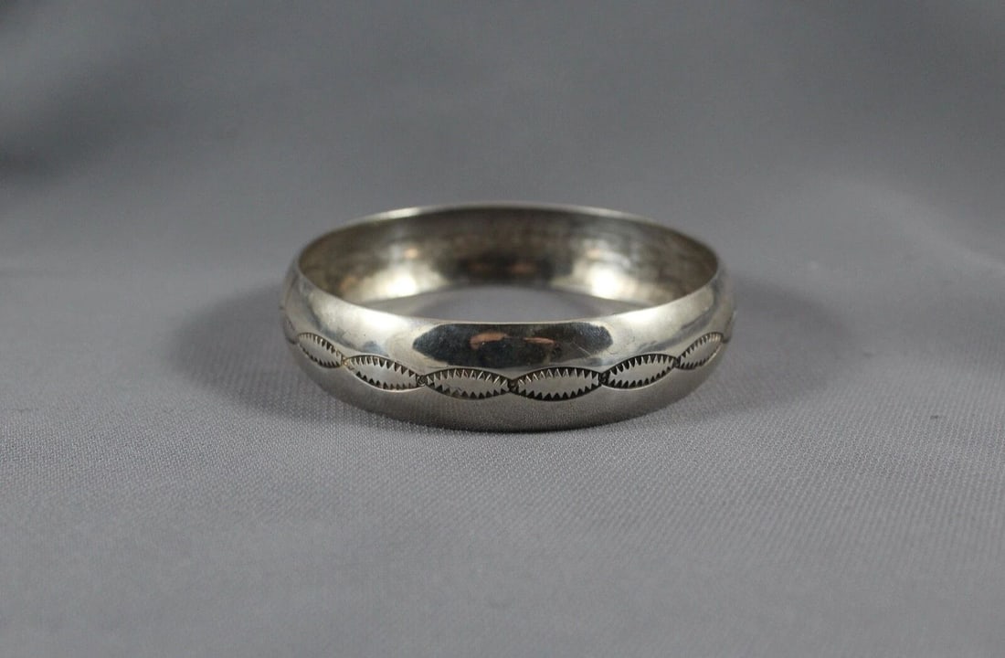 VINTAGE NAVAHO STERLING SILVER BRACELET SIGNED WITH BROKEN ARROW (1 of 1)