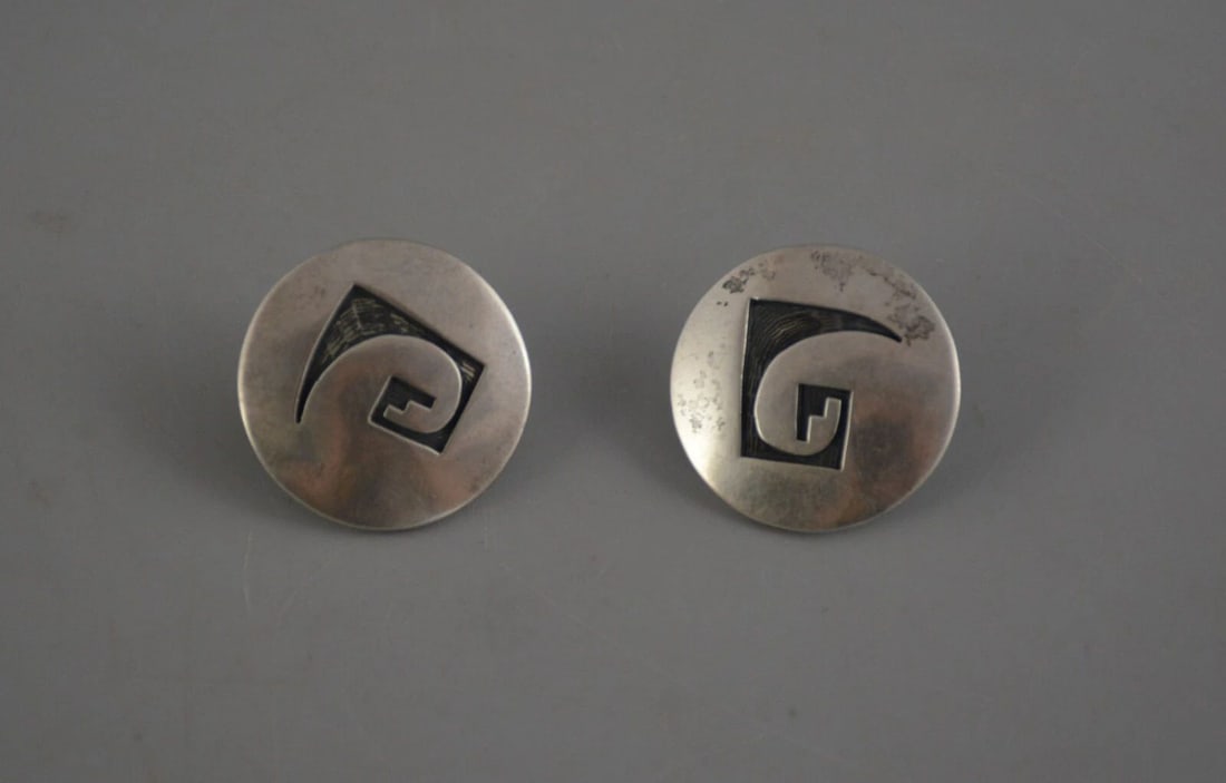 VTG HOPI INDIAN SILVER EARRINGS - BEAUTIFUL SPIRAL KIVA STEP DESIGN - 1" CIRCLES (1 of 2)