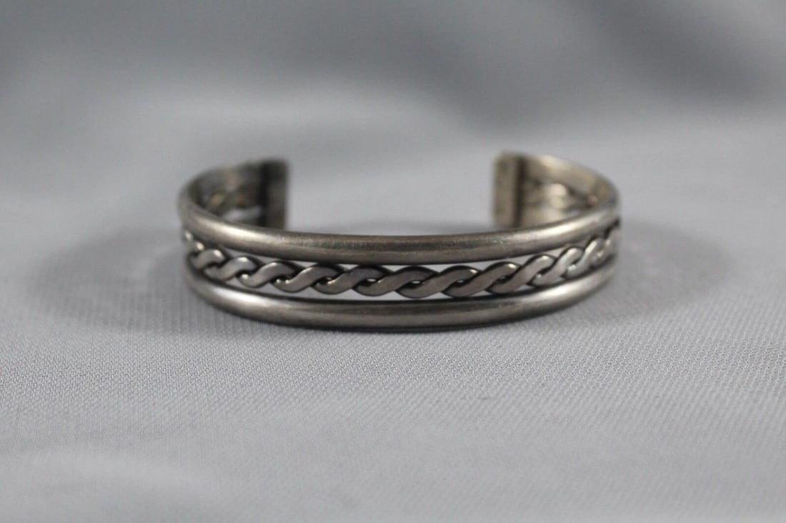 VINTAGE NAVAJO STERLING SILVER BRACELET SIGNED TAHE: VINTAGE NAVAJO STERLING SILVER BRACELET SIGNED TAHE Item Description: 1/2" Wide ..5 1/8" Inside With a 1 3/8" Opening