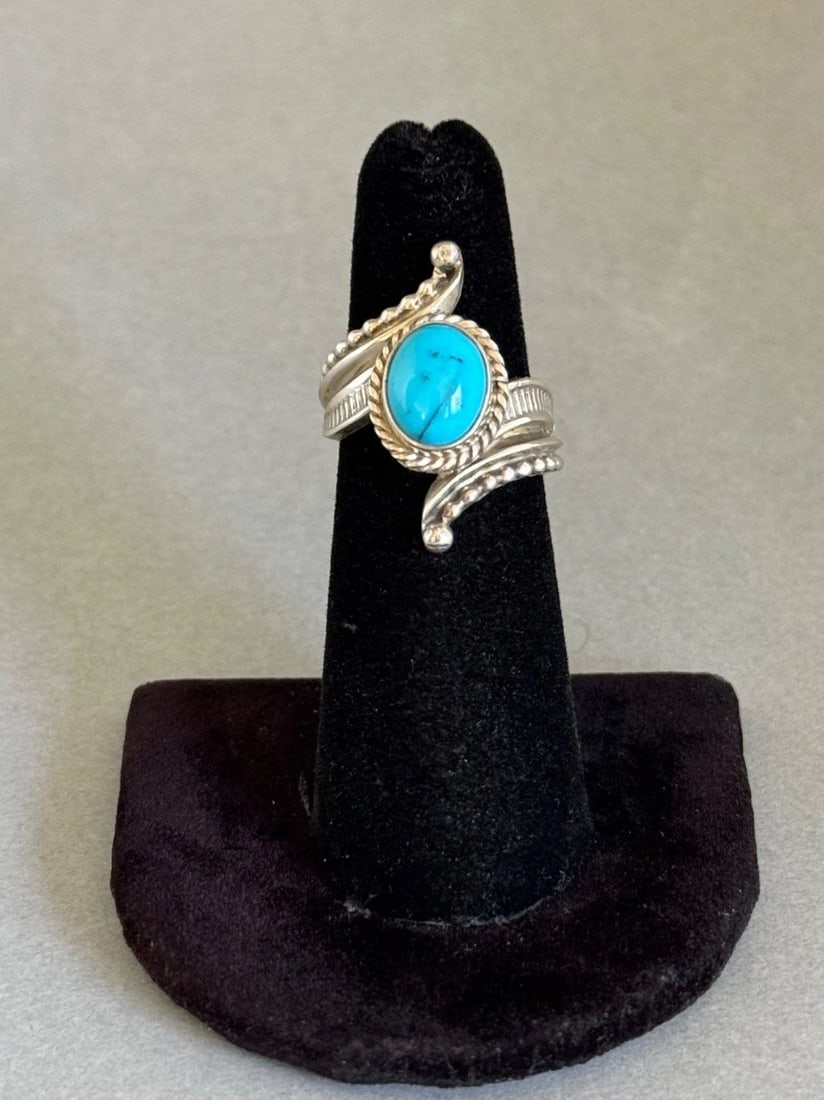UNUSED NAVAJO STERLING SILVER AND KINGMAN TURQUOISE RING SIGNED T YAZZIE SZ 6: UNUSED NAVAJO STERLING SILVER AND KINGMAN TURQUOISE RING SIGNED T YAZZIE SZ 6 Unused Navajo Sterling Silver and Kingman Turquoise Ring Signed Size 6. Handmade by Thomas Yazzie 1" Tall