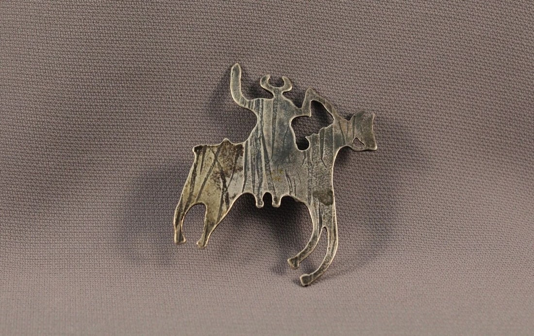 VINTAGE OLD NAVAJO STERLING SILVER PIN MAN ON HORSE (1 of 1)