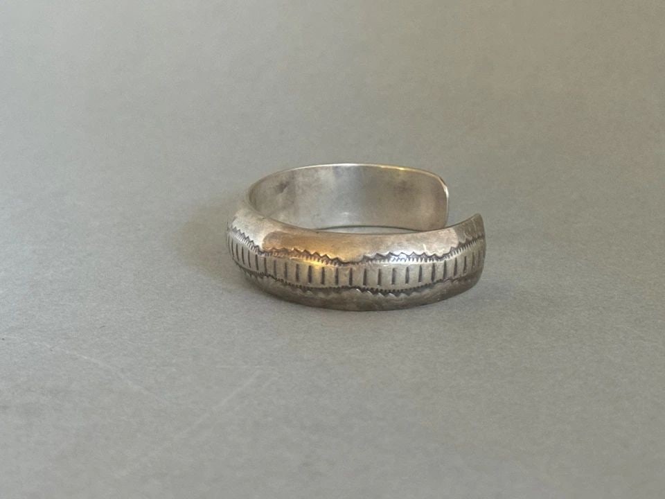 VINTAGE NAVAJO STERLING SILVER HAND STAMPED BRACELET: VINTAGE NAVAJO STERLING SILVER HAND STAMPED BRACELET Vintage Navajo Sterling Silver Hand Stamped Bracelet 19 Grams ..5/8" Tall .. 5 1/4" Inside with a 1 1/8" Opening ..