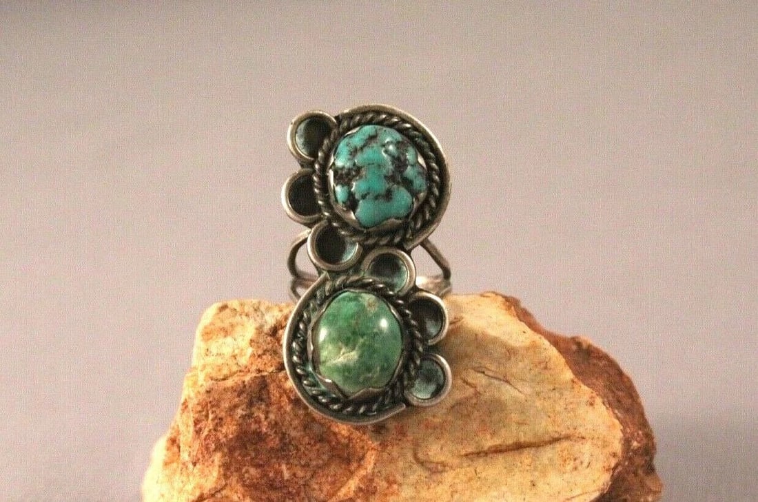 OLD PAWN NAVAJO STERLING SILVER AND TURQUOISE RING SIZE 7: OLD PAWN NAVAJO STERLING SILVER AND TURQUOISE RING SIZE 7 Item Description: 1 1/2" tall Old Pawn Navajo Ring .. Size 7 P