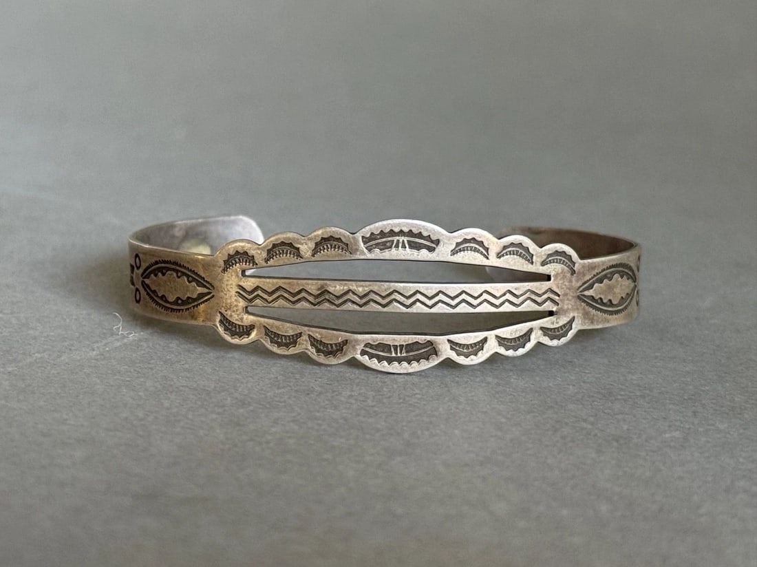 OLD PAWN NAVAJO STERLING SILVER STAMPED BRACELET FRED HARVEY (1 of 2)