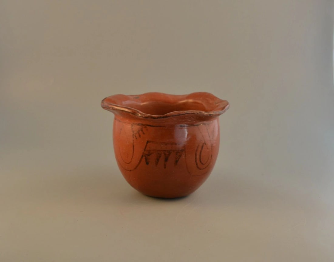 OLD VINTAGE MARICOPA INDIAN TRADITIONAL POT - PAINTED WITH RIPPLED EDGE - 1940S (1 of 2)