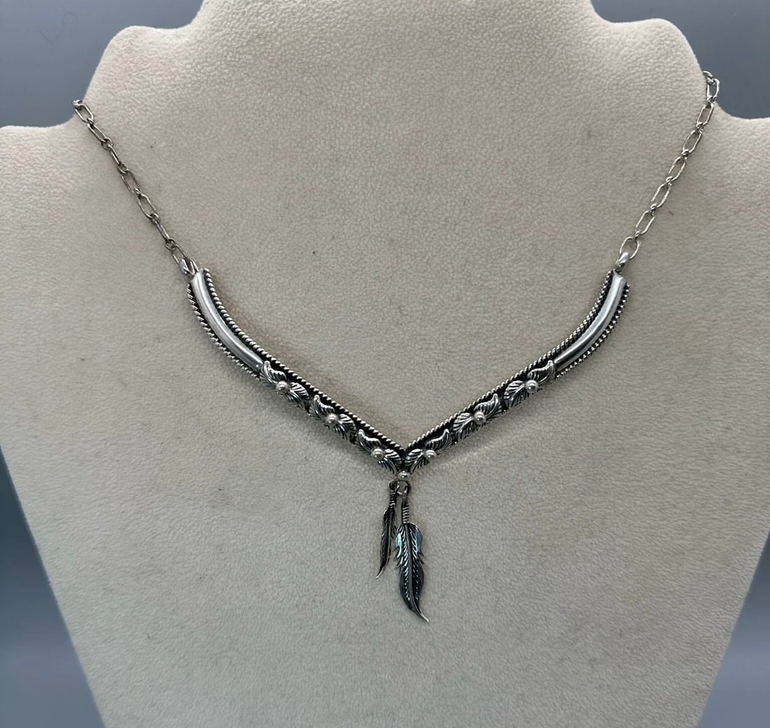 VINTAGE STERLING NAVAJO CHOKER NECKLACE SIGNED AB 13" W. FEATHERS: VINTAGE STERLING NAVAJO CHOKER NECKLACE SIGNED AB 13" W. FEATHERS Item Description: 13 Inches choker Chain Lenth ..pendant 1/4 " Wide ..Feathers are 1 1/4 " Tall Could be used with a silver extension 