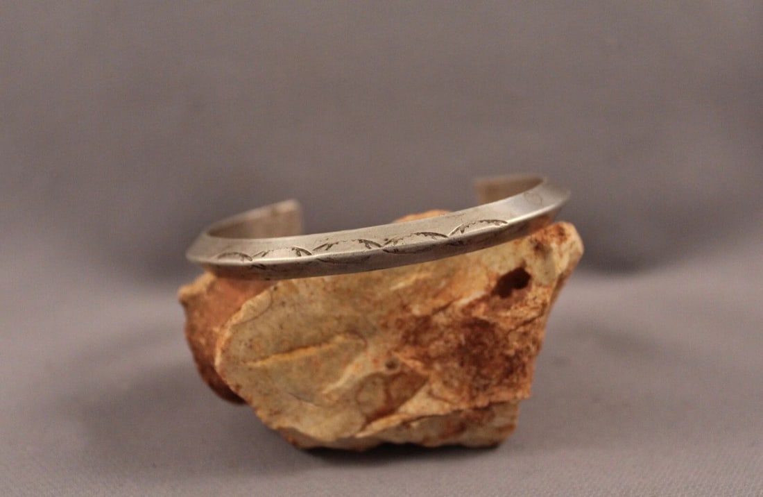 OLD PAWN NAVAJO SOLID STERLING SILVER HANDSTAMPED TRIANGULAR BRACELET - 6 5/8" (1 of 2)