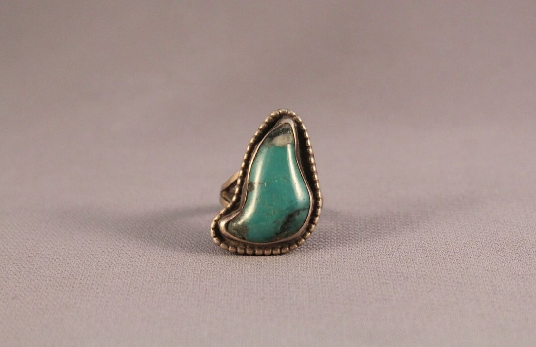 OLD PAWN NAVAJO STERLING SILVER TURQUOISE RING QUARTS MATRIX SIZE 6 1/2: OLD PAWN NAVAJO STERLING SILVER TURQUOISE RING QUARTS MATRIX SIZE 6 1/2 Item Description: 1 1/4" tall P
