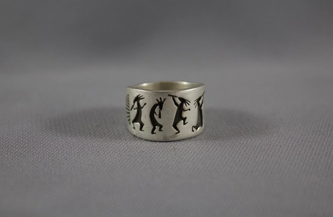 VINTAGE NAVAJO SILVER RING SIZE 6 DANCERS (1 of 1)