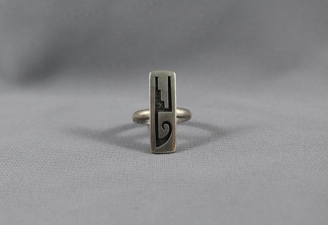 OLD PAWN HOPI STERLING SILVER RING SIZE 5 1/2: OLD PAWN HOPI STERLING SILVER RING SIZE 5 1/2 Item Description: 1” tall