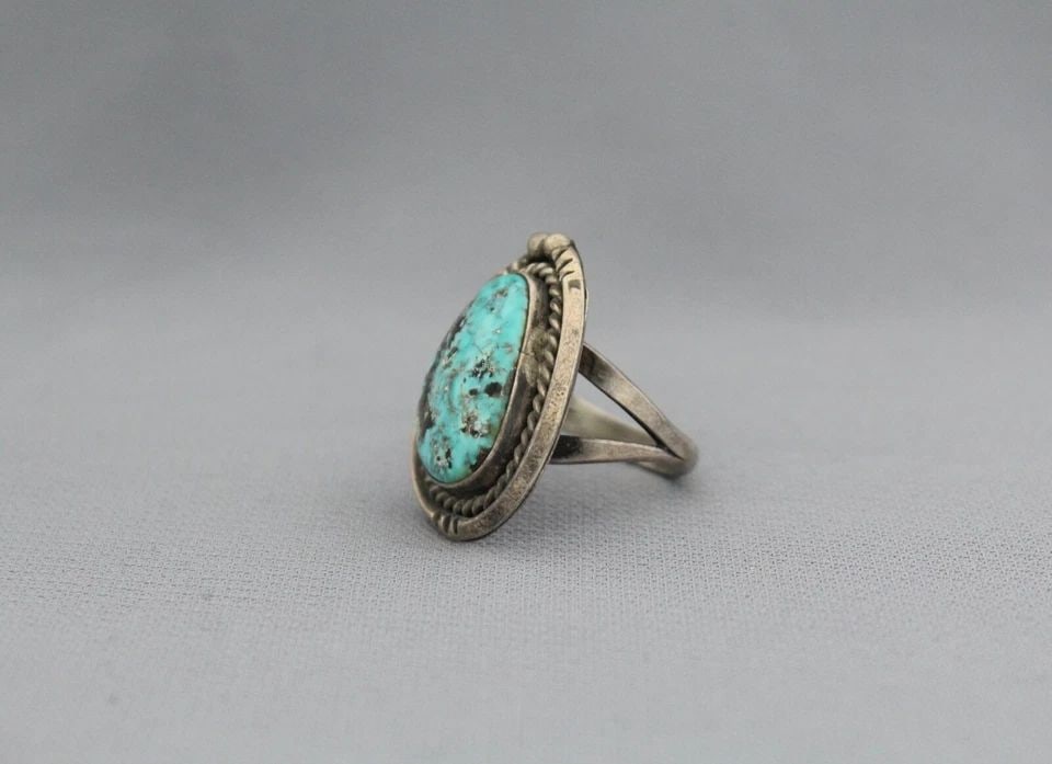 OLD PAWN NAVAJO STERLING SILVER AND TURQUOISE RING SIZE 7: OLD PAWN NAVAJO STERLING SILVER AND TURQUOISE RING SIZE 7 Item Description: 1 1/8" tall