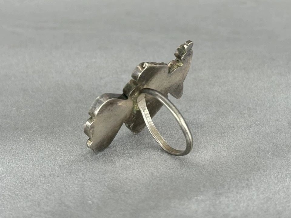 VINTAGE ZUNI STONE AND SHELL INLAY STERLING SILVER THUNDERBIRD RING. SIZE 7 (1 of 2)