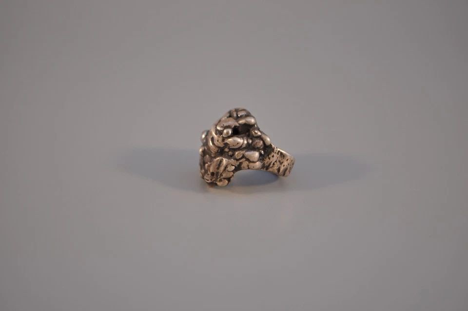 OLD PAWN VINTAGE NAVAJO STERLING SILVER NUGGET RING - SIZE 3 3/4: OLD PAWN VINTAGE NAVAJO STERLING SILVER NUGGET RING - SIZE 3 3/4 This is a vintage Navajo sterling silver nugget ring. The ring size is 3 3/4. The ring weighs 18.87 grams and is in great vintage condi