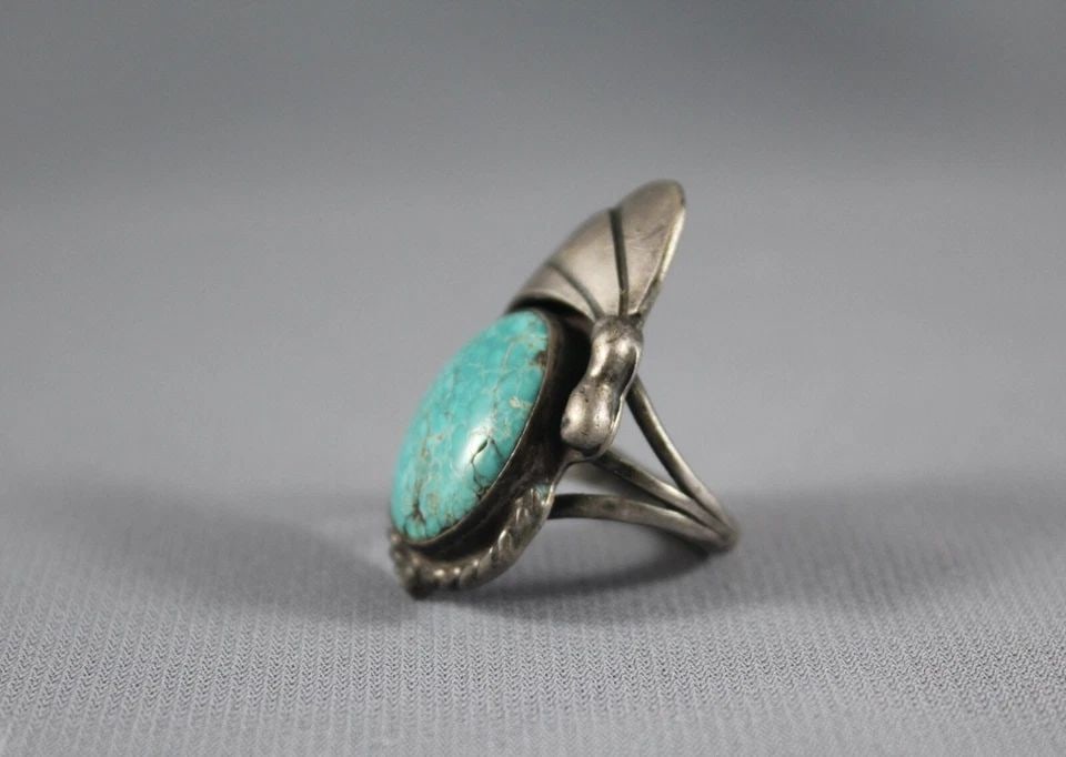 OLD PAWN NAVAJO STERLING SILVER AND TURQUOISE RING SIZE 5 1/2: OLD PAWN NAVAJO STERLING SILVER AND TURQUOISE RING SIZE 5 1/2 Item Description: 1 3/8” tall