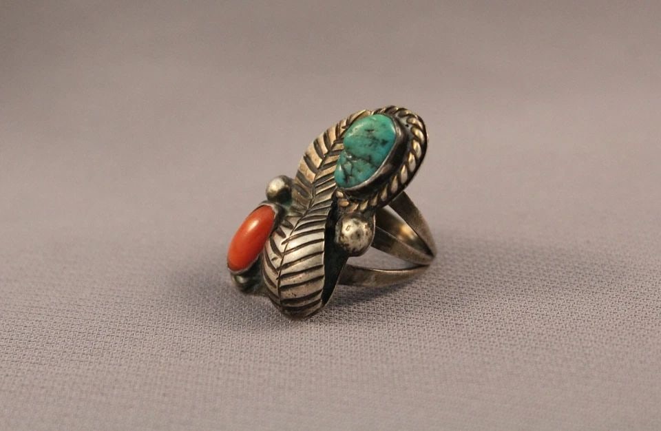 OLD PAWN NAVAJO TURQUOISE RING SIZE 6: OLD PAWN NAVAJO TURQUOISE RING SIZE 6 Item Description: 1 1/4” tall