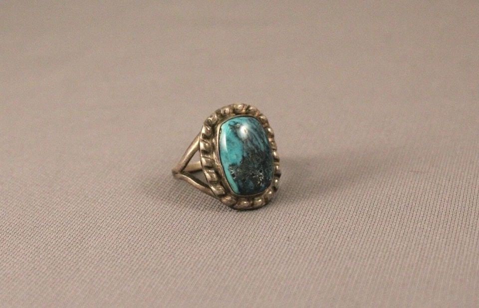 OLD PAWN NAVAJO TURQUOISE AND STERLING SILVER RING ..SIZE 9 1/2: OLD PAWN NAVAJO TURQUOISE AND STERLING SILVER RING ..SIZE 9 1/2 Item Description: 1" tall