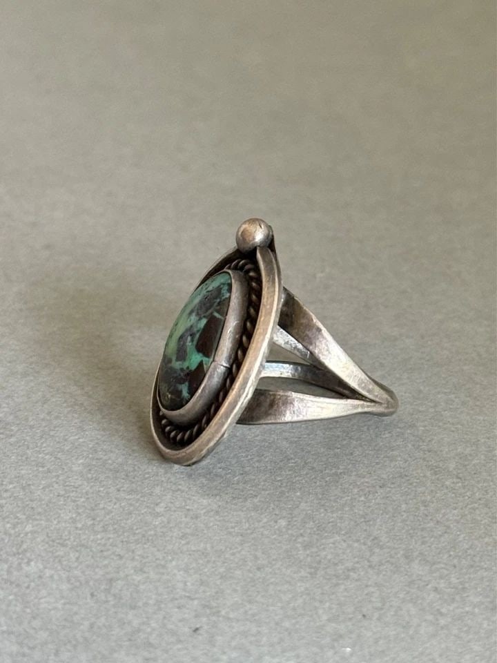 OLD PAWN NAVAJO STERLING SILVER AND TURQUOISE RING. SIZE 9 (1 of 2)