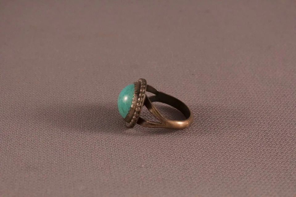 OLD PAWN NAVAJO STERLING SILVER AND TURQUOISE RING SIZE 5 3/4: OLD PAWN NAVAJO STERLING SILVER AND TURQUOISE RING SIZE 5 3/4 Item Description: 5/8" tall Great Turquoise Stone