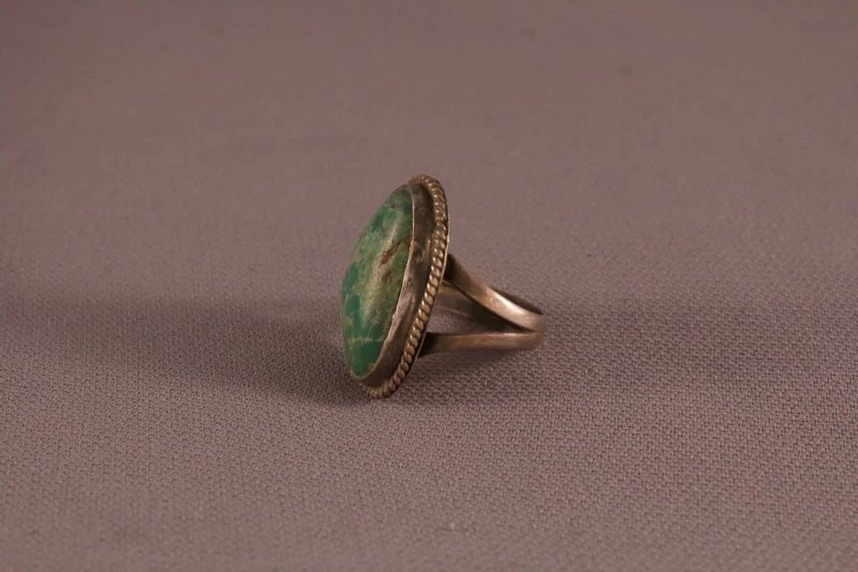 OLD PAWN NAVAJO STERLING SILVER AND GREEN TURQUOISE ..RING SIZE 6 1/2 (1 of 2)
