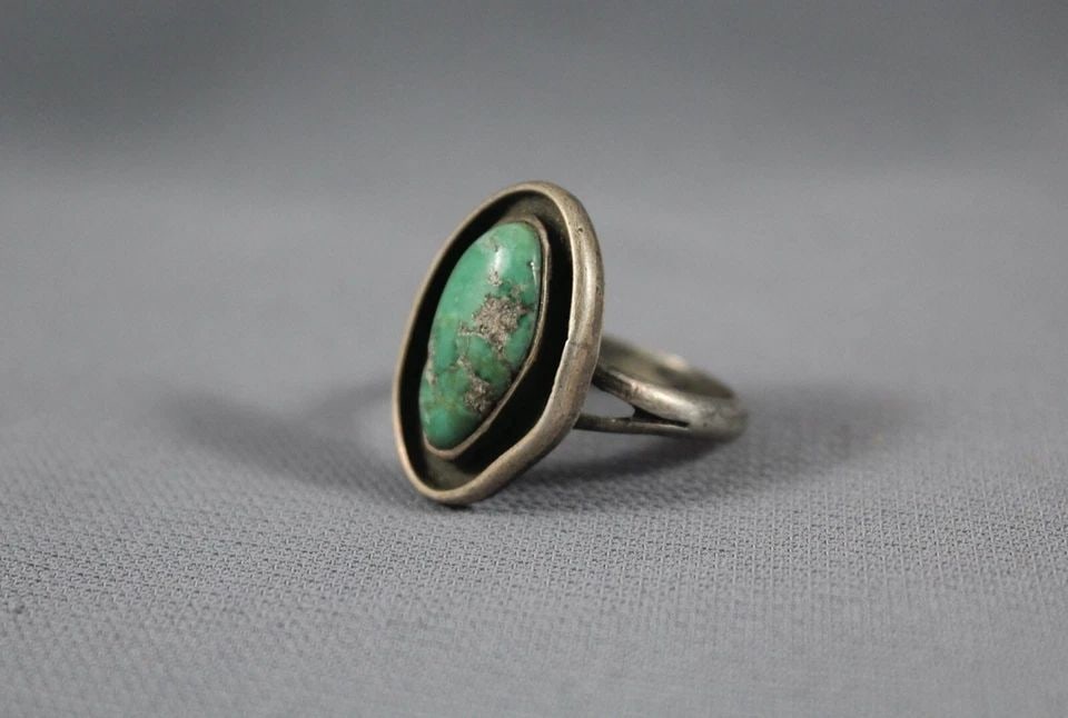 OLD PAWN NAVAJO STERLING SILVER AND TURQUOISE RING SIZE 6 3/4: OLD PAWN NAVAJO STERLING SILVER AND TURQUOISE RING SIZE 6 3/4 Item Description: 7/8” tall