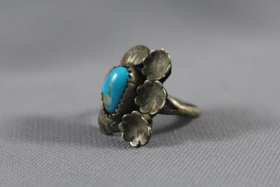 OLD PAWN NAVAJO STERLING SILVER AND TURQUOISE RING SIZE 4 1/4: OLD PAWN NAVAJO STERLING SILVER AND TURQUOISE RING SIZE 4 1/4 Item Description: 7/8” tall