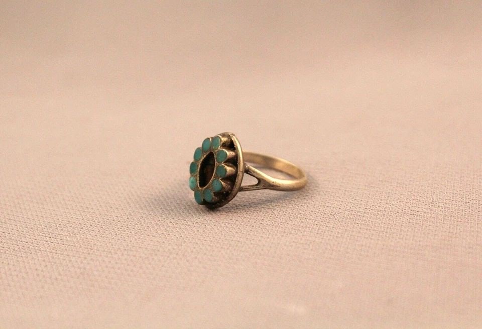 OLD PAWN ZUNI INLAID TURQUOISE RING SIZE 6 1/4: OLD PAWN ZUNI INLAID TURQUOISE RING SIZE 6 1/4 Item Description: 5/8” tall