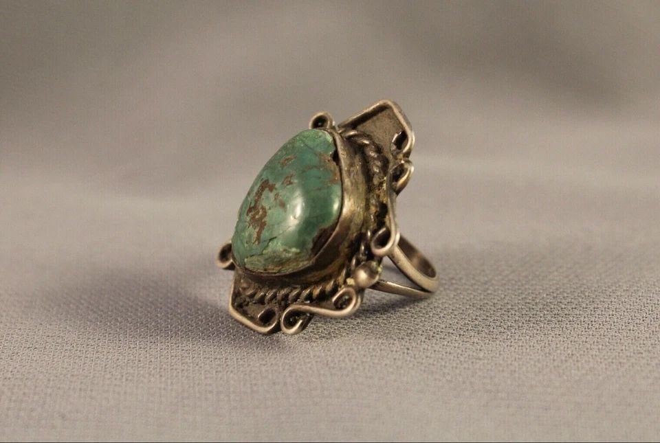 OLD PAWN NAVAJO STERLING SILVER AND TURQUOISE RING SIZE 6 1/4: OLD PAWN NAVAJO STERLING SILVER AND TURQUOISE RING SIZE 6 1/4 Item Description: 1 1/4” tall