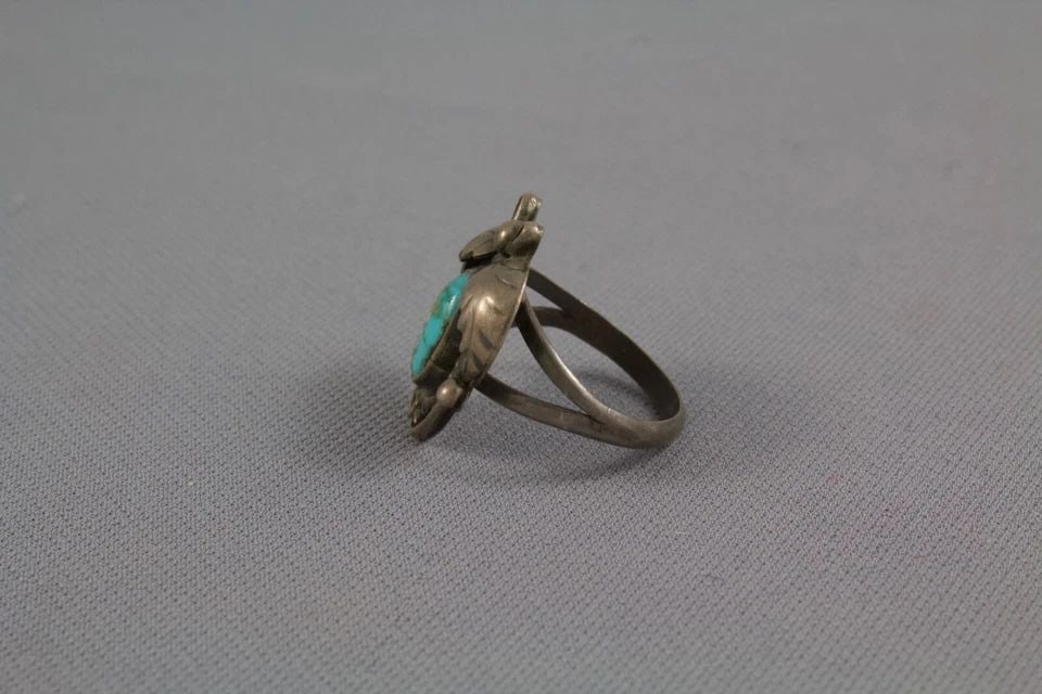 OLD PAWN VINTAGE NAVAJO STERLING SILVER RING - BEAUTIFUL TURQUOISE STONE - SZ 7: OLD PAWN VINTAGE NAVAJO STERLING SILVER RING - BEAUTIFUL TURQUOISE STONE - SZ 7 Item Description: This vintage Navajo silver ring came out of old pawn. It is set with a beautiful turquoise stone. The 