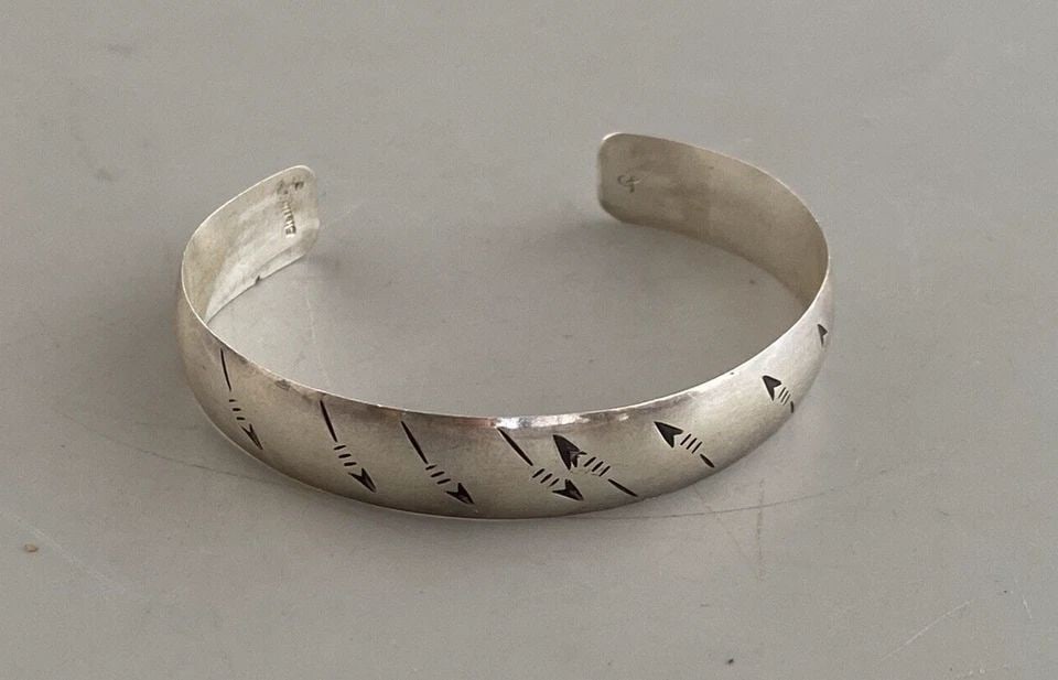 NAVAJO STERLING SILVER CHISELLED BRACELET - ARROWS - SIGNED AJ - 6 1/2" (1 of 2)