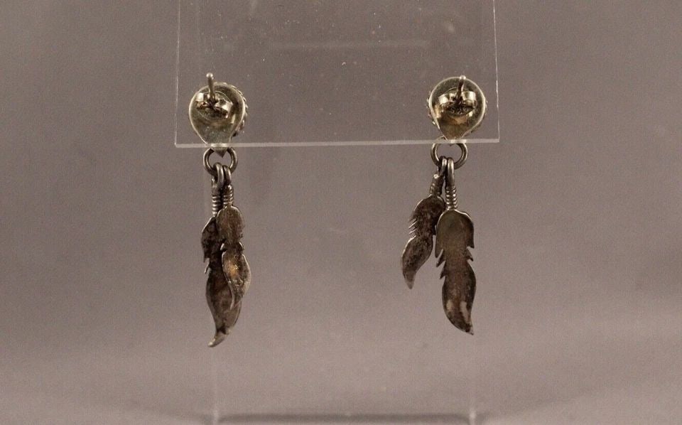 VINTAGE NAVAJO SILVER AND BLACK ONYX EARRINGS ..FEATHERS ..: VINTAGE NAVAJO SILVER AND BLACK ONYX EARRINGS ..FEATHERS .. Item Description: 1" 5/8" length