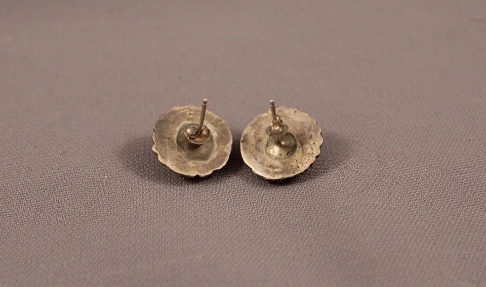 OLD PAWN VINTAGE NAVAJO STERLING SILVER BUTTON EARRINGS (1 of 2)