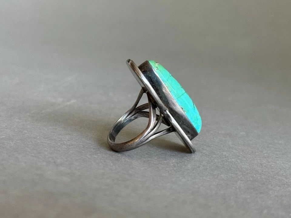 VINTAGE NAVAJO STERLING SILVER AND TURQUOISE RING SIZE 6: VINTAGE NAVAJO STERLING SILVER AND TURQUOISE RING SIZE 6 Vintage Navajo Sterling Silver and Turquoise Ring Size 6 small chip in Turquoise ..not bad .. 1 3/8" Tall