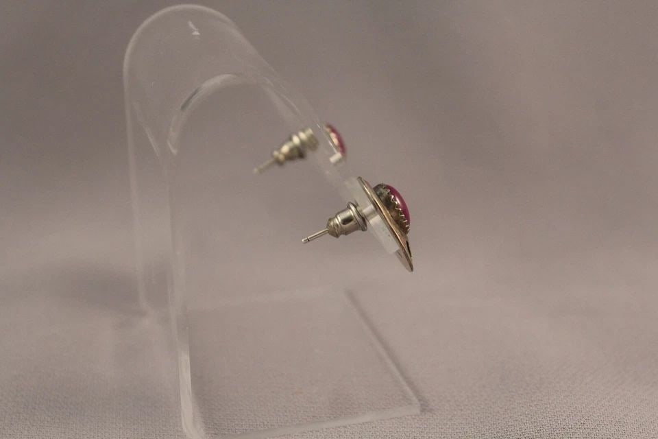 VINTAGE NAVAJO STERLING SILVER AND SUGILITE STONE EARRINGS BEAR CLAW (1 of 2)