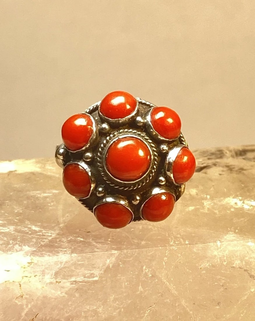 POISON RING SIZE CORAL FLOWER FLORAL STERLING SILVER WOMEN: POISON RING SIZE CORAL FLOWER FLORAL STERLING SILVER WOMEN Poison ring Coral flower floral sterling silver women Size 7.50 Weight. 5.1g Length. 3/4" Width. 3/4" Thinnest part of band 3/32"