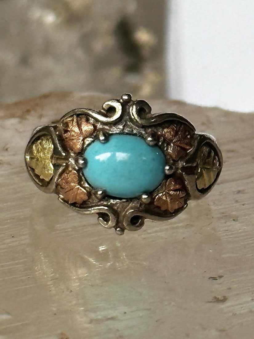 BLACK HILLS GOLD RING SIZE 4.75 TURQUOISE LEAVES STERLING SILVER BAND WOMEN GIR: BLACK HILLS GOLD RING SIZE 4.75 TURQUOISE LEAVES STERLING SILVER BAND WOMEN GIR Black Hills Gold ring size 4.75 turquoise leaves sterling silver band women girls Size 4.75 Weight 4.1g Width. 1/2" Thin