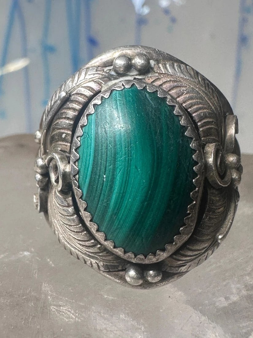 MALACHITE RING NAVAJO SIZE 12 STERLING SILVER WOMEN MEN SIGNED W BUFFALO LOGO: MALACHITE RING NAVAJO SIZE 12 STERLING SILVER WOMEN MEN SIGNED W BUFFALO LOGO Malachite ring Navajo size 12 sterling silver women men signed w buffalo logo Size 12 Weight 12.9g Length. 1" Width 5/8" T