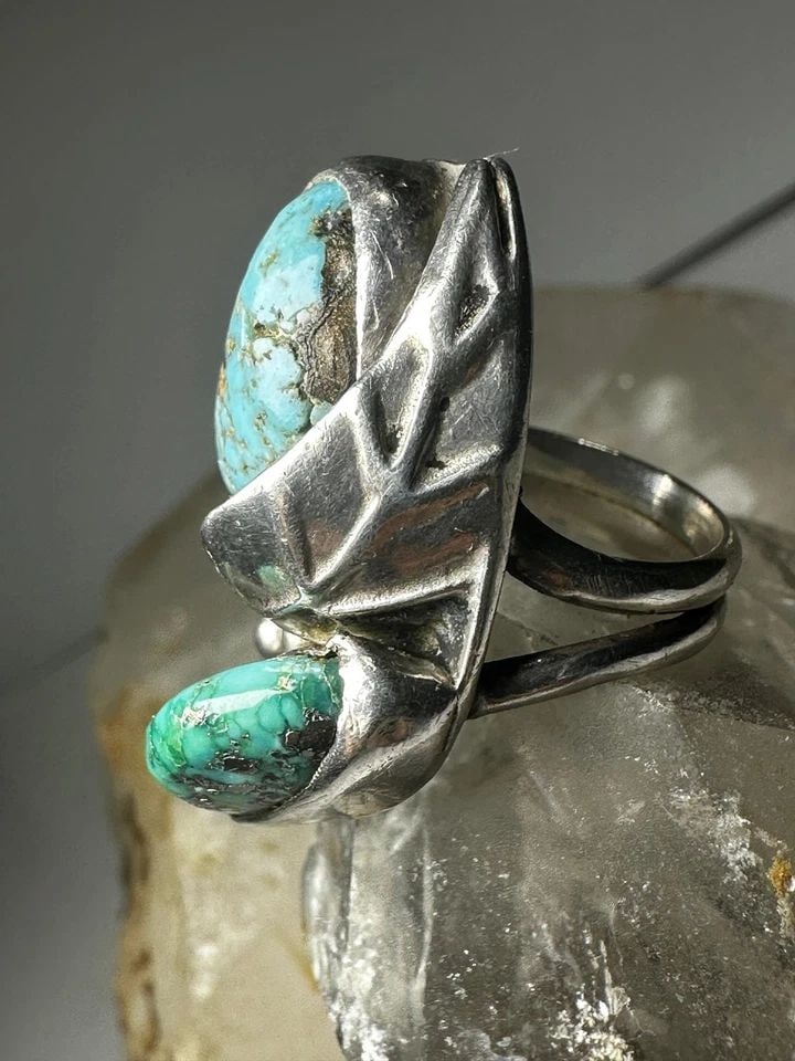 NAVAJO RING TURQUOISE BAND SIZE 6.25 STERLING SILVER WOMEN: NAVAJO RING TURQUOISE BAND SIZE 6.25 STERLING SILVER WOMEN Navajo ring Turquoise band size 6.25 sterling silver women Size 6.25 Between a size 6.25 and a size 6.50 Weight. 14.3g Length 1 1/4" Width 3/