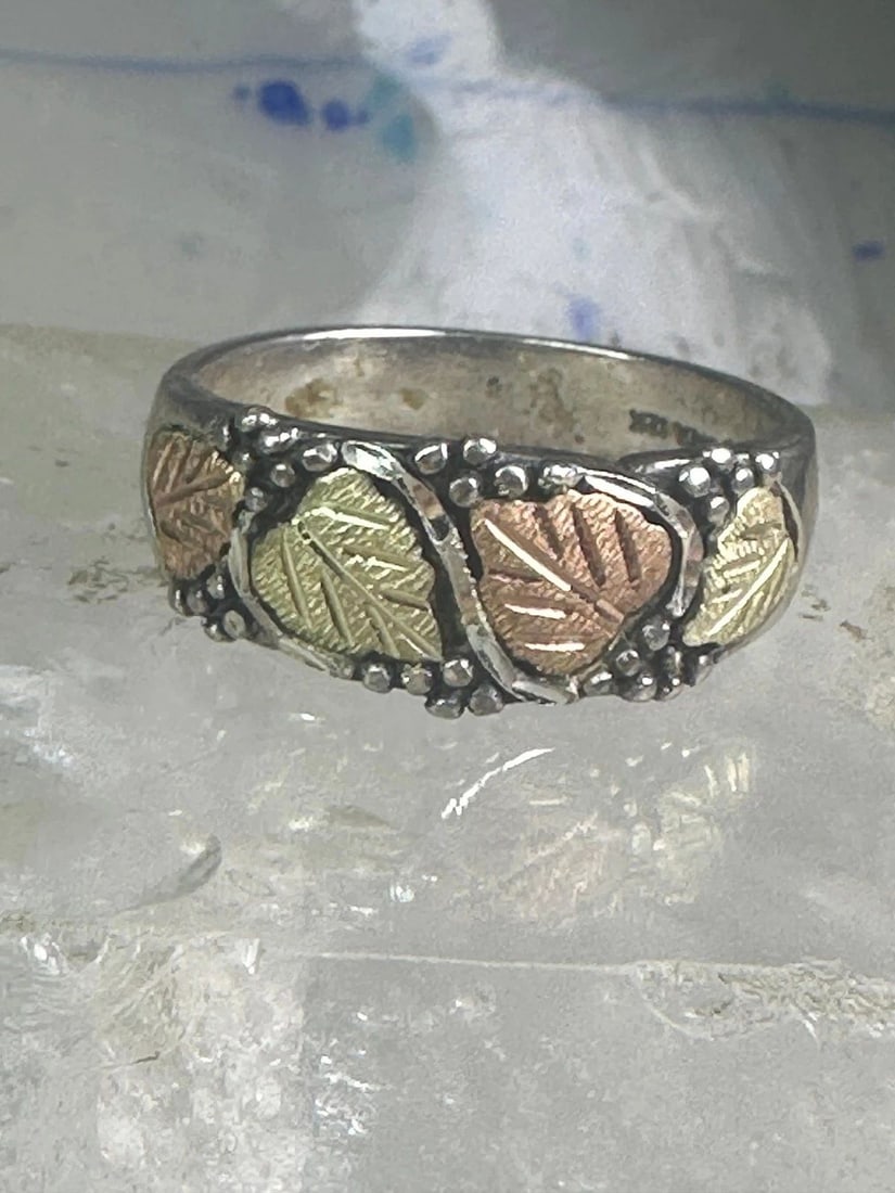 BLACK HILLS GOLD RING WEDDING LEAVES BAND SIZE 13.50 STERLING SILVER WOMEN MEN: BLACK HILLS GOLD RING WEDDING LEAVES BAND SIZE 13.50 STERLING SILVER WOMEN MEN Black Hills Gold Ring wedding leaves band size 13.50 sterling silver women men Size 13.5 Weight 9g Width 3/8" Thinnest pa